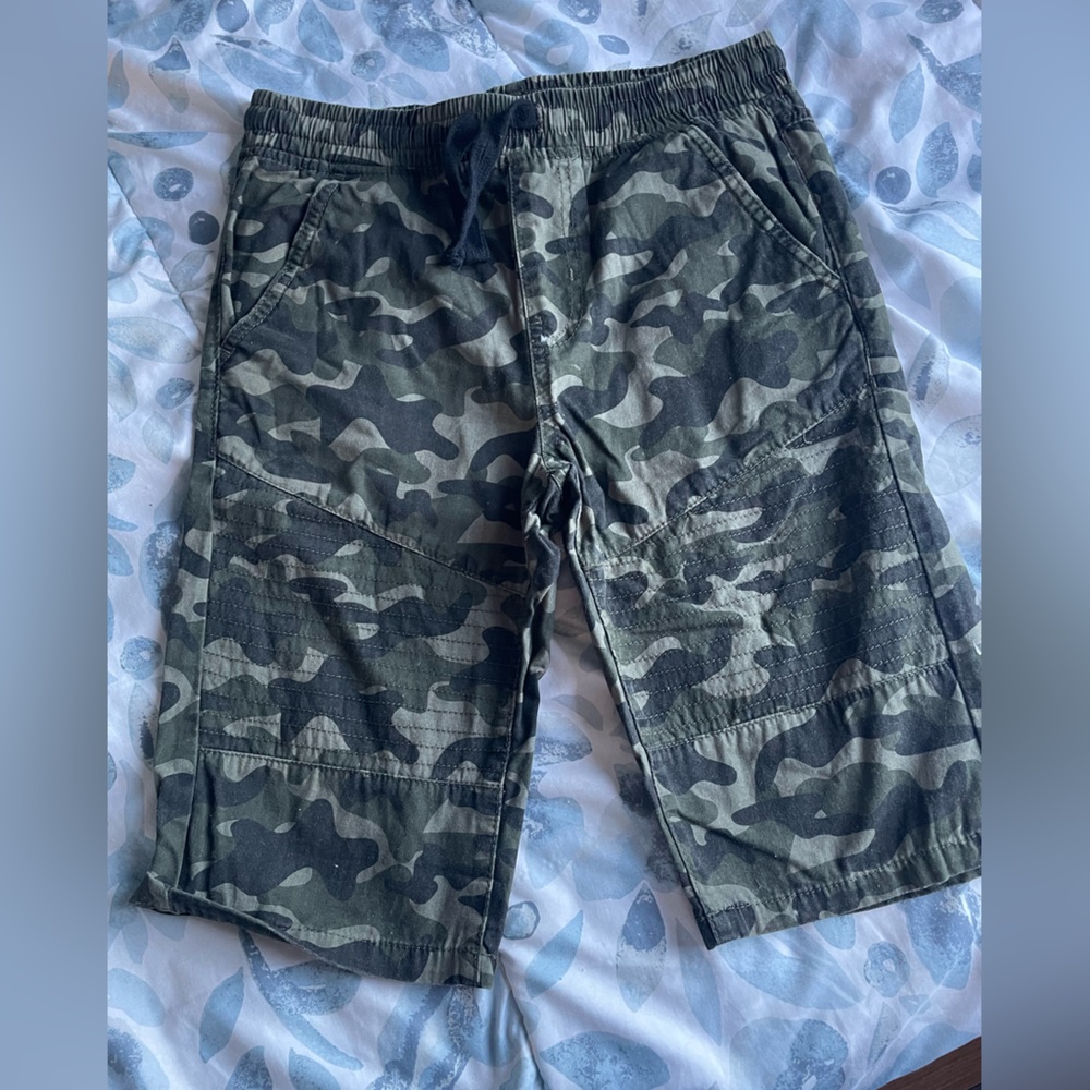 Boys medium camo shorts.